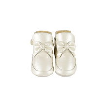 Load image into Gallery viewer, White booties with bows 
