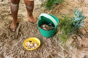 Quut Bucki - Bucket & Sand Sifter. Beach Sand and Pool Toy.