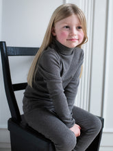 Load image into Gallery viewer, Serendipity Organics Solid Leggings
